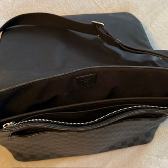LOUIS VUITTON District PM Messenger Bag (pre owned, like new!) - Picture 7 of 9